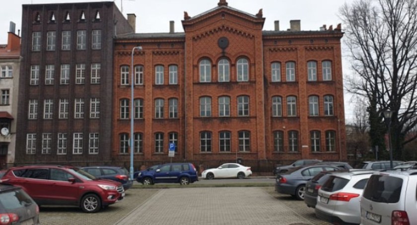 Uchodźcy wojenni z Ukrainy zasiedlają dawną szkołę przy ul. Rycerskiej
