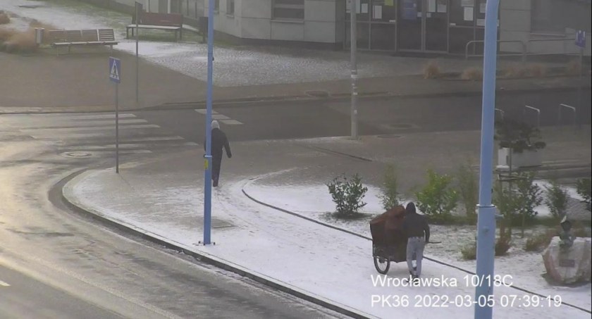Tak się kradnie kosze na śmieci w Legnicy. Tym razem złodzieje zostali przyłapani przez kamerę [FOTO]
