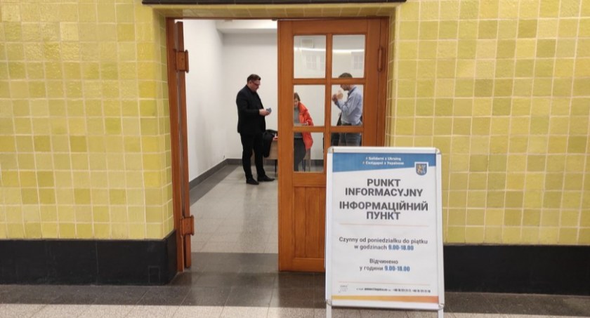 Na legnickim dworcu PKP działa punkt informacyjny dla uchodźców z Ukrainy