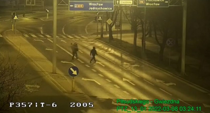 Kolejny śmietnik padł łupem złodziei. Zobaczcie jak uciekają z koszem po al. Piłsudskiego [FILM]