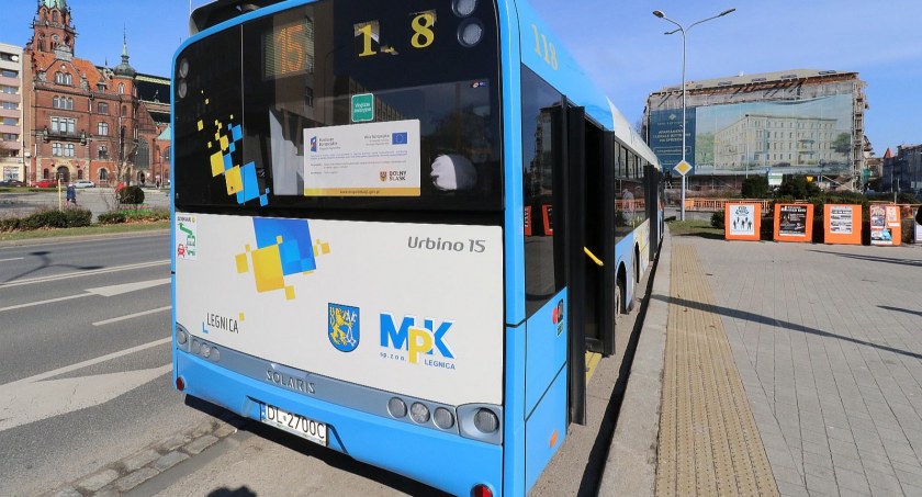 Czy kanary w legnickich autobusach MPK uprowadzają uczniów?