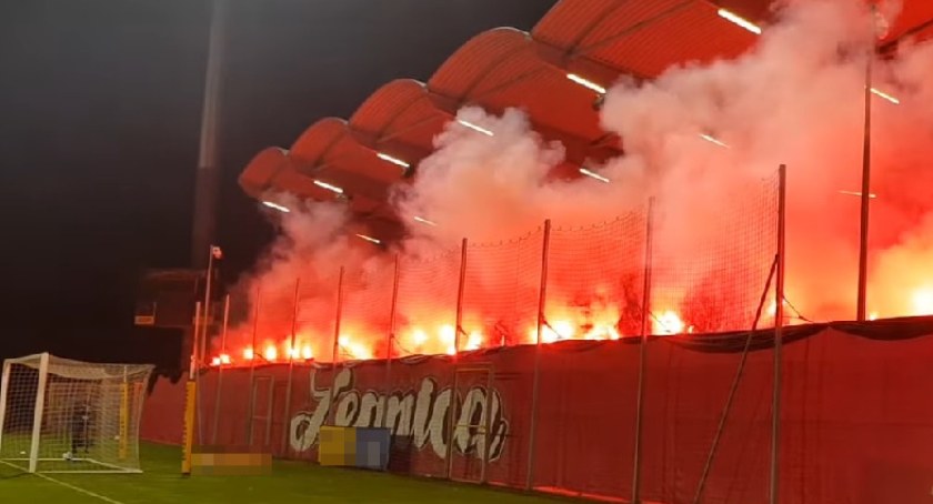 Policja postawiła zarzuty za odpalenie rac podczas meczu Miedzi z ŁKS Łódź na stadionie miejskim w Legnicy 