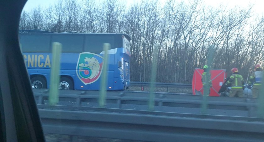 Autokar z piłkarzami Miedzi na pokładzie miał wypadek [ZDJĘCIA, WIDEO]