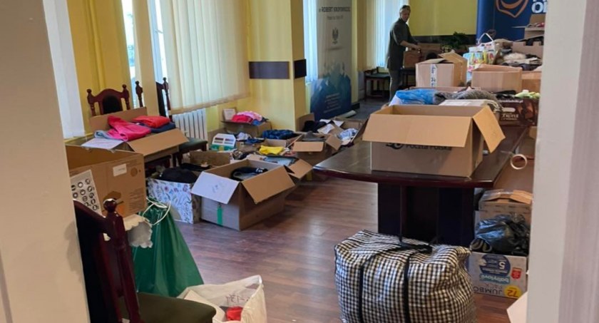 Radni Koalicji Obywatelskiej w biurze poselskim Kropiwnickiego uzbierali tony darów dla uchodźców 