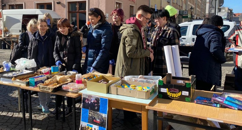 Uczniowie ALO na Jarmarku Staroci uzbierali kilka tysięcy złotych na pomoc dla Ukrainy. Czym handlowali? [FOTO]