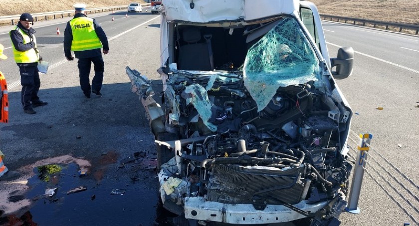 Tragiczny wypadek pod Legnicą. Kierowca kampera nie żyje [ZDJĘCIA]