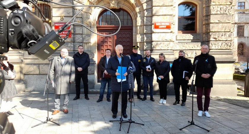 Uchodźcy w Legnicy. PESELE, dodatkowa klasa w V LO i oferta z partnerskiego Roanne