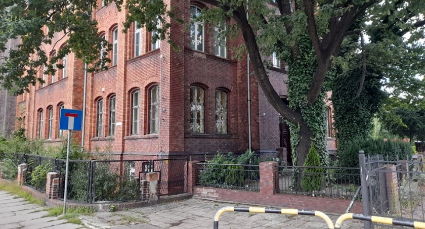 Ognisko koronawirusa w punkcie uchodźców przy ul. Rycerskiej. Kilkaset osób objętych kwarantanną