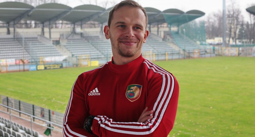 Trzecioligowe rezerwy Miedzi Legnica mają nowego trenera. Kim jest Adrian Żurański?