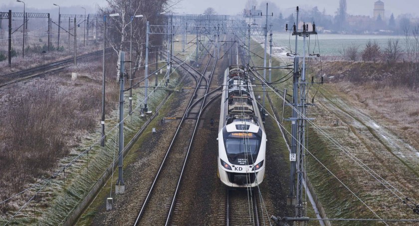 Potężna awaria na kolei w całej Polsce. Pociągi KD mają 100 minut opóźnienia