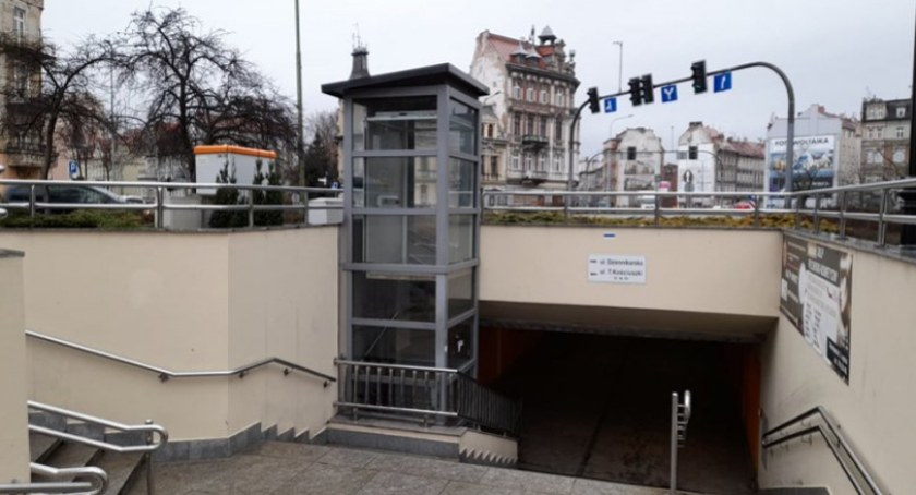 Do trzech razy sztuka. Miejscy urzędnicy znaleźli firmę do wind dla niepełnosprawnych