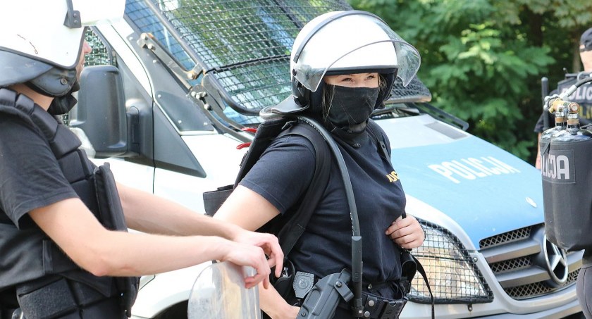 Jest nabór do policji w Legnicy. Na dzień dobry pensja ponad 4200 zł na rękę!