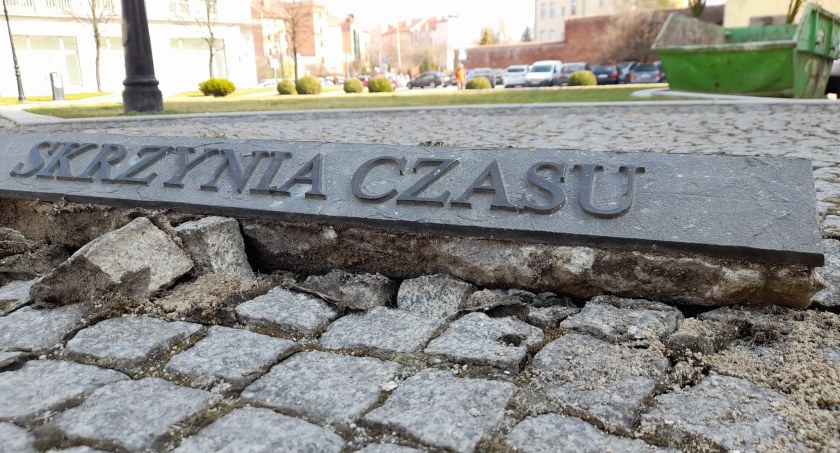Złodziej dobrał się do Skrzyni Czasu w samym centrum Legnicy! [ZDJĘCIA]