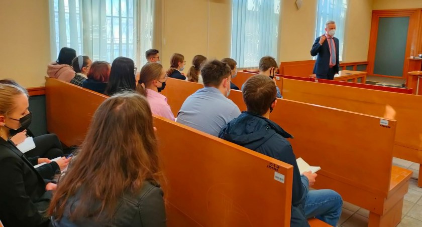 Lekcja WOS-u na sali rozpraw. W sądzie uczniowie ALO przyglądali się sprawie o morderstwo 