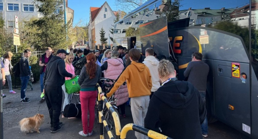Francuzi przyjmują ukraińskich uchodźców z Legnicy. Do Roanne wyjechał już pierwszy autokar  