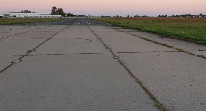Miasto sprzedaje kolejny kawałek dawnego lotniska. Cena wywoławcza – 15 mln zł