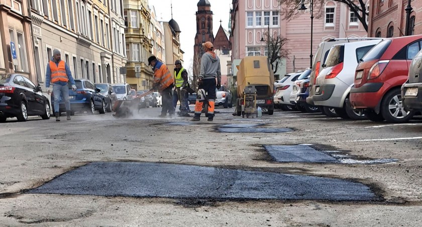 Łatanie dziur 2.0. Naprawiają po sobie fuszerkę na ul. Złotoryjskiej [ZDJĘCIA]