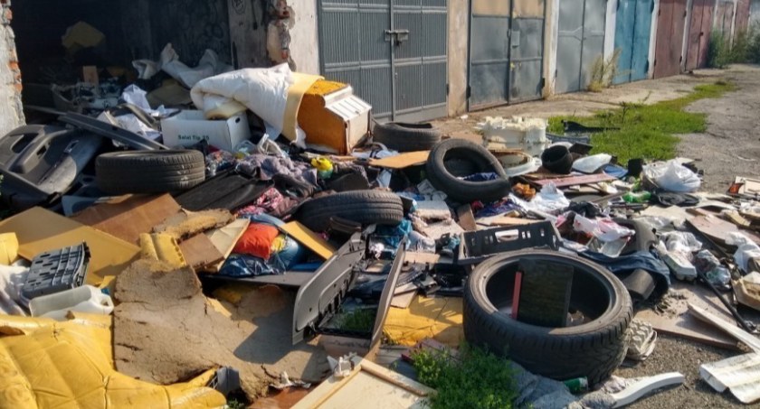 Kto posprząta dzikie wysypiska śmieci w Legnicy? Urzędnicy szukają chętnych