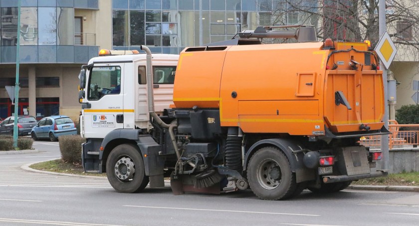 Kto będzie sprzątał ulice i chodniki w Legnicy? Na stole umowa na ponad 2 mln zł