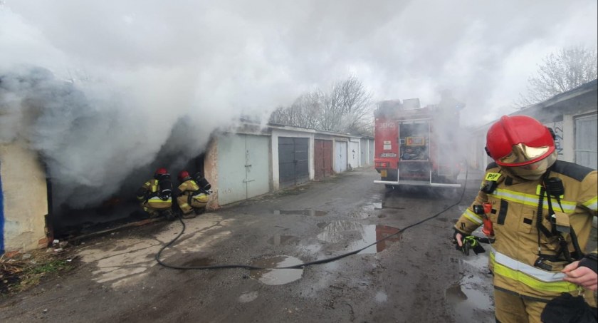Pożar przy ul. Dekarskiej w Legnicy. Zobaczcie, jak strażacy walczyli z ogniem [ZDJĘCIA]