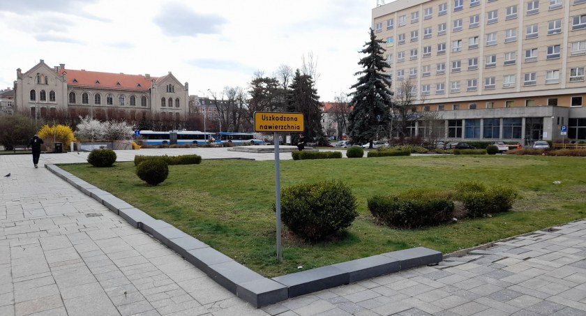 Na nowym Placu Słowiańskim nie będzie fontanny. Mniej ławek, koszy i kamer