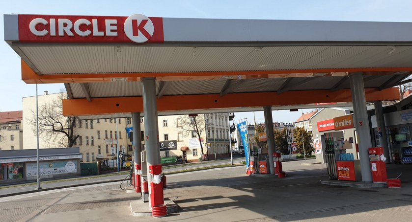 Szokujące zdarzenie na stacji paliw w centrum Legnicy. Oblał się benzyną i podpalił!