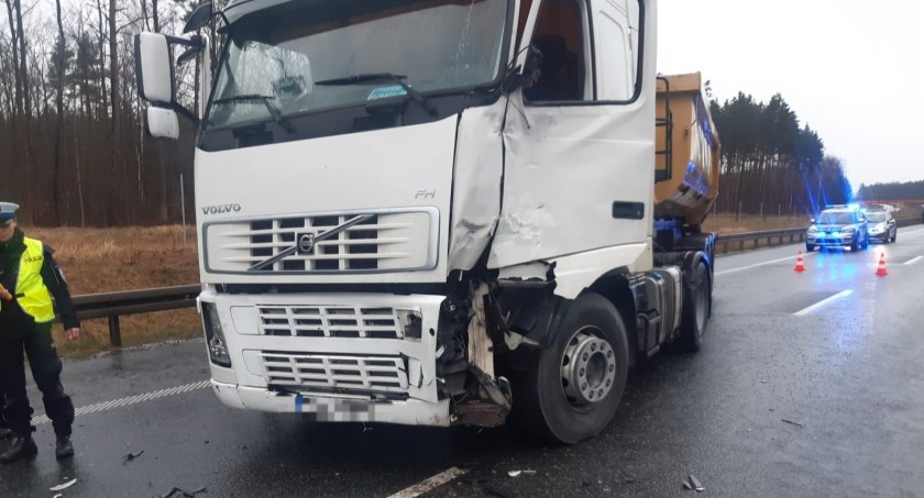 Wypadek na drodze ekspresowej S3 pod Legnicą. Zderzyły się dwa samochody ciężarowe