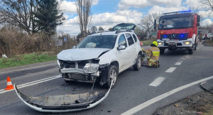 Wypadek drogowy na trasie Legnica - Chojnów. Jedna osoba trafiła do szpitala [ZDJĘCIA]