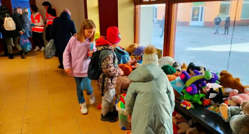 Kilkaset dzieci uchodźców wojennych przebywających w Legnicy otrzymają 500+