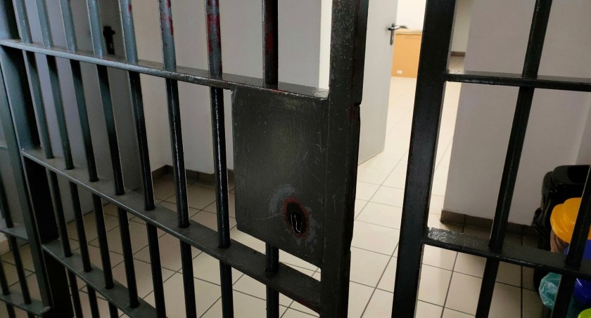 Legniczanin opalał w piecu kable i zatruwał sąsiadów. Został skazany na rok prac społecznych