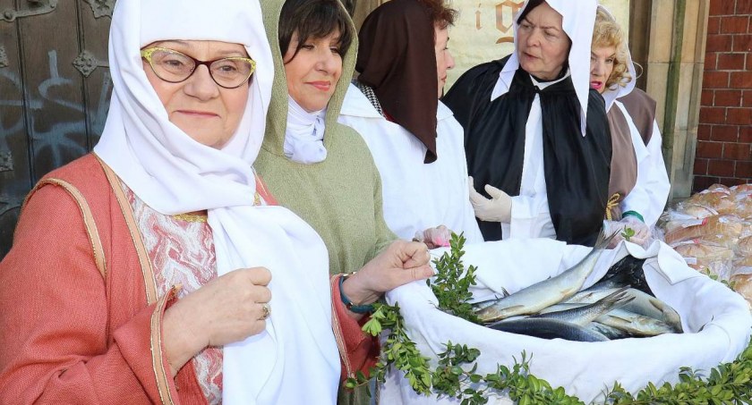 Chleb, śledź i grosz - kultywując średniowieczną tradycję będą rozdawać wielkanocną jałmużnę 