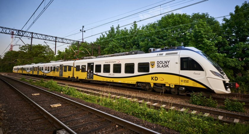 Pociągami Kolei Dolnośląskich pojedziesz do Skalnego Miasta w Czechach. Bilety w cenie do 27 zł 