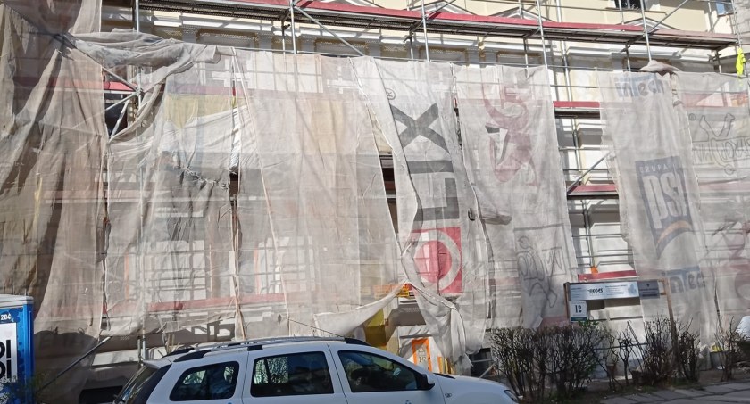 Mieszkańcy kamienicy przy ul. Mickiewicza 12 nie widzieli światła dziennego od 6 miesięcy