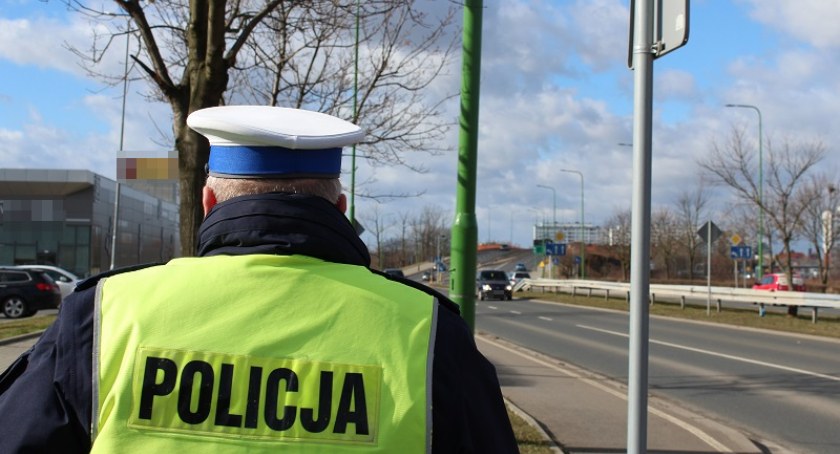 Podczas kontroli drogowej zamienił się miejscami z pasażerką i wmawiał policjantom, że nie prowadził auta 