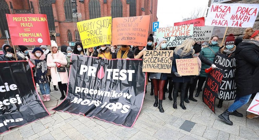 Pracownicy MOPS-u nie doszli do porozumienia z Tadeuszem Krzakowskim. Związki zawodowe zapowiadają protest  