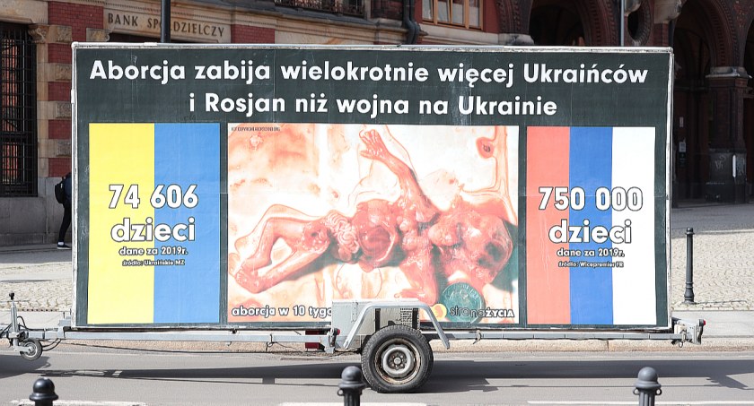 Po Legnicy jeździ billboard porównujący kobiety usuwające ciąże do zbrodniarzy wojennych