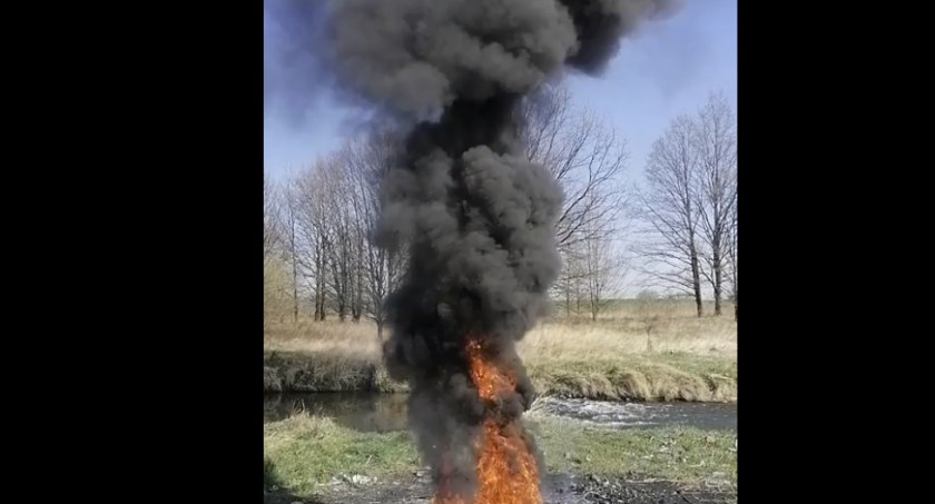 Pożar nad Kaczawą. Ktoś znów próbował opalać odpady by pozyskać metalowe surowce [FILM] 