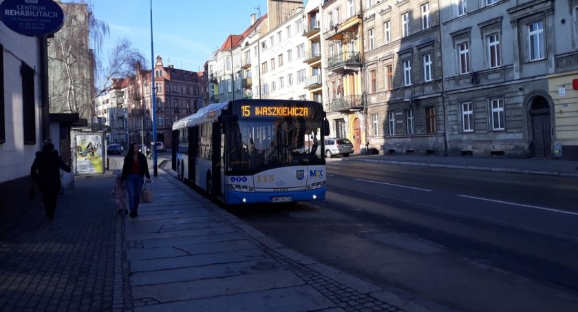 Uwaga! Autobusy MPK jeżdżą po Legnicy wg rozkładu wakacyjnego