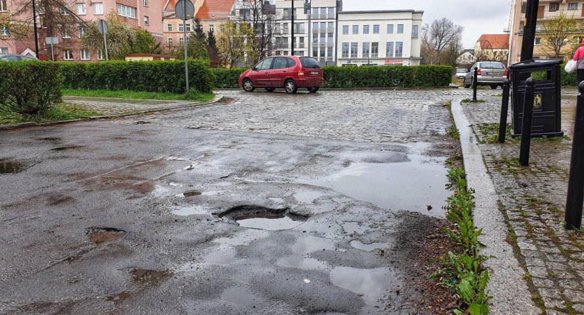 Dziury na ulicy Paderewskiego proszą się o interwencję od trzech lat [ZDJĘCIA]