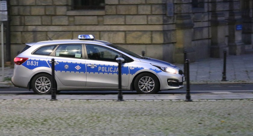 Obywatelskie zatrzymanie pijanego kierowcy. 34-latek wjechał w słup ogłoszeniowy