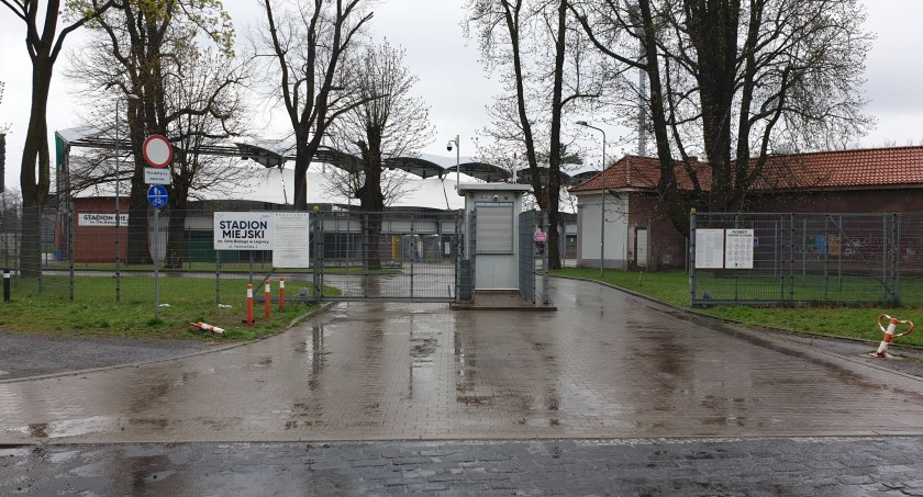 Nie będzie stojaków na rowery przed stadionem. Kuriozalne tłumaczenie władzy