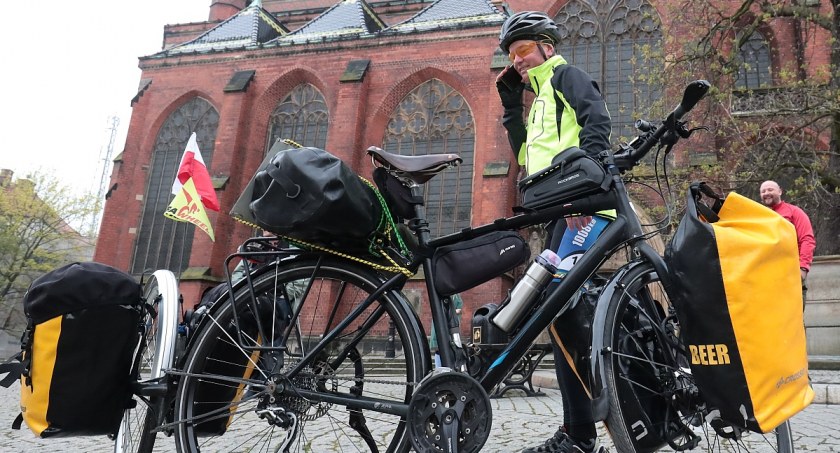 Listonosz z Legnicy wyruszył w rowerową podróż do Rumunii [ZDJĘCIA]