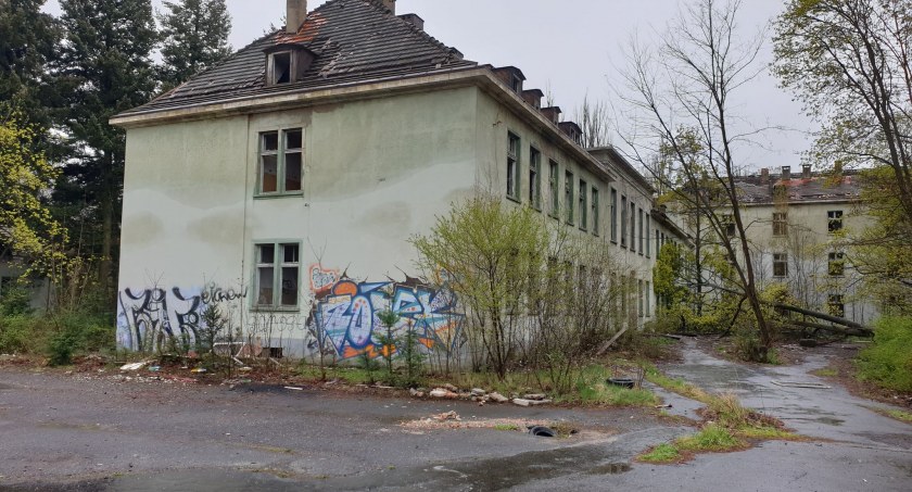 W dawnym szpitalu w Lasku Złotoryjskim w Legnicy znaleziono zwłoki 34-letniego mężczyzny