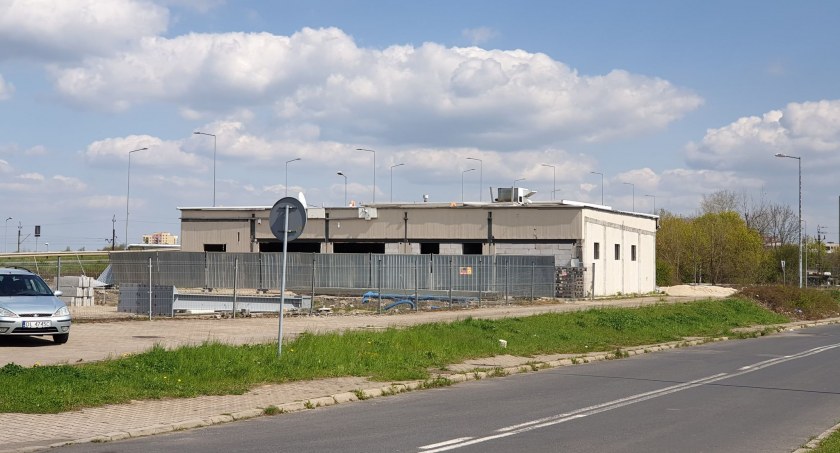 Ruiny po stacji paliw na osiedlu Kopernika straszą już od prawie dziesięciu lat