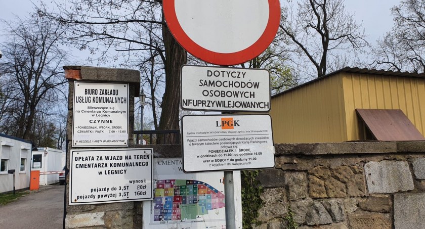 Radny pyta władzę o ograniczenia dla osób niepełnosprawnych na komunalnym cmentarzu