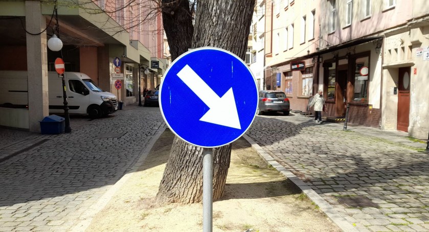 Urząd miasta znalazł firmę, która będzie odpowiadać za znaki drogowe w Legnicy