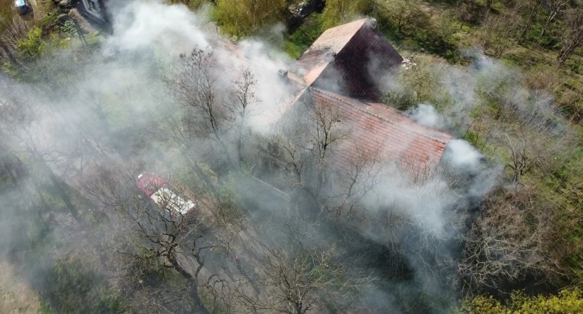 Pożar domu wielorodzinnego w Pątnówku k. Legnicy. Ogień opanował dwa piętra budynku [FOTO]