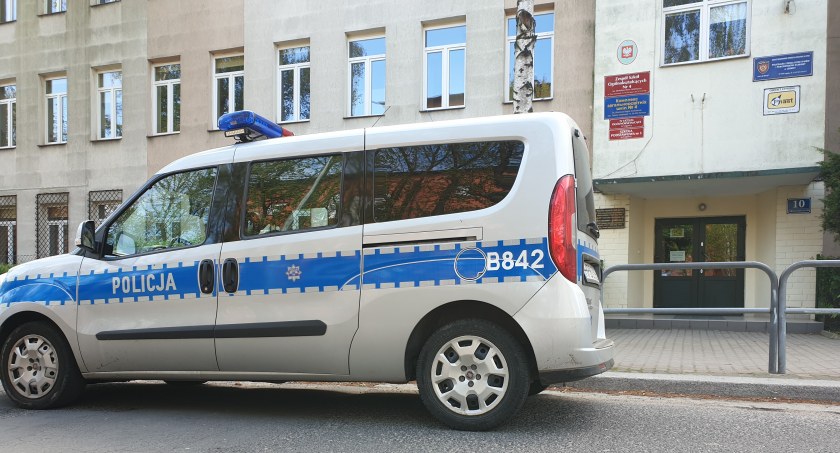 Alarmy bombowe w legnickich szkołach. Matura rozpoczęła się zgodnie z planem