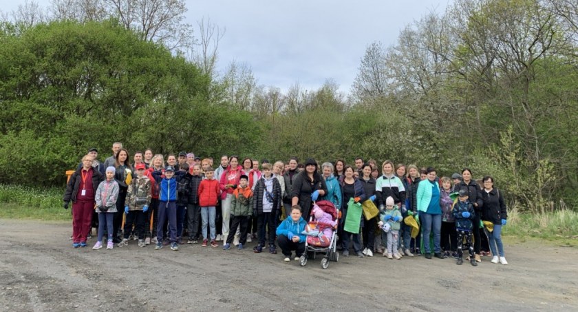Sobotnik w Legnicy. Uchodźcy z Ukrainy posprzątali Lasek Złotoryjski