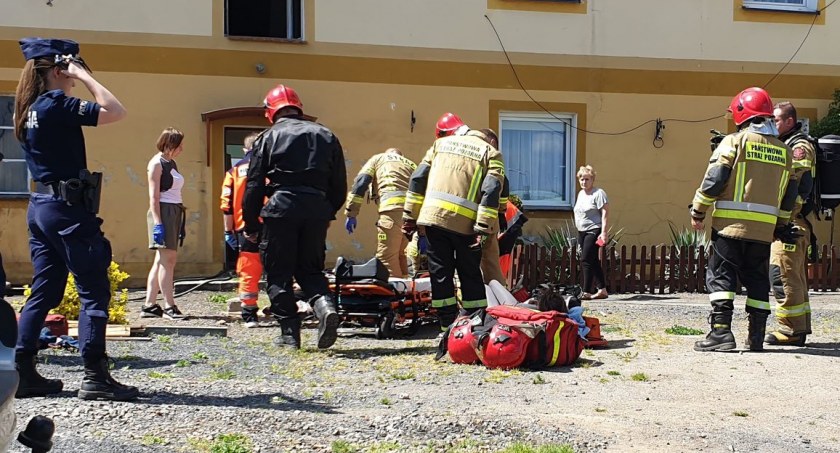 Pożar w mieszkaniu przy ul. Wielogórskiej w Legnicy. Są osoby poszkodowane [ZDJĘCIA]